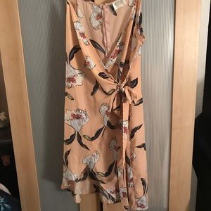 Cute spring dress. Small but fits XS.